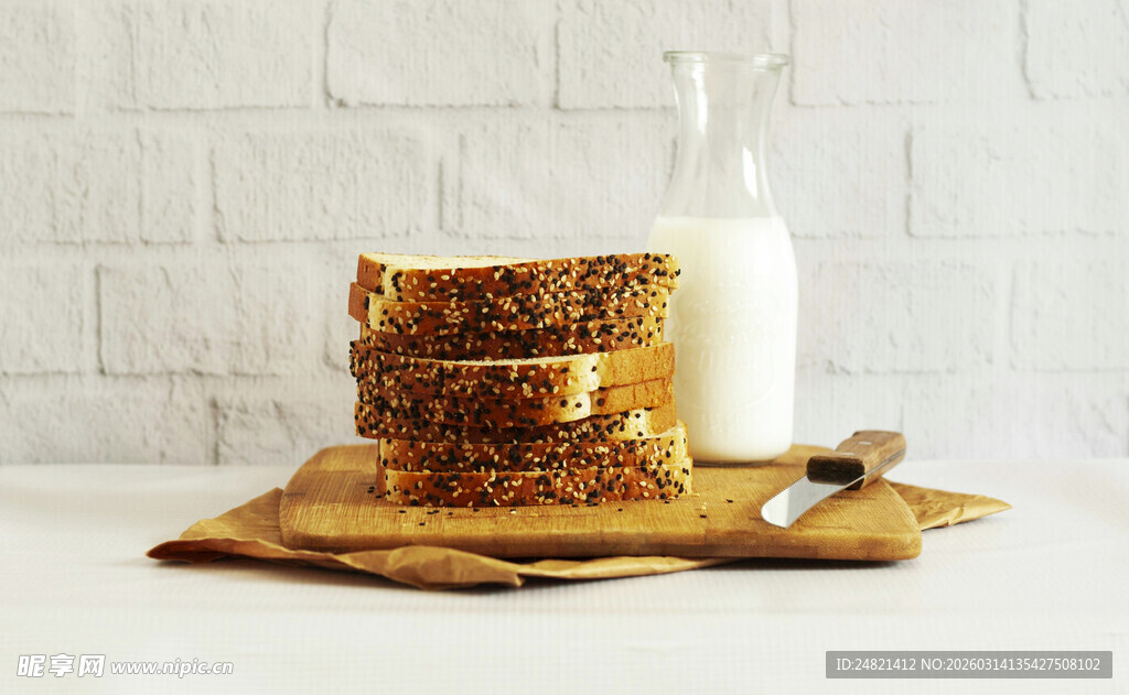 堆叠的全麦面包与牛奶