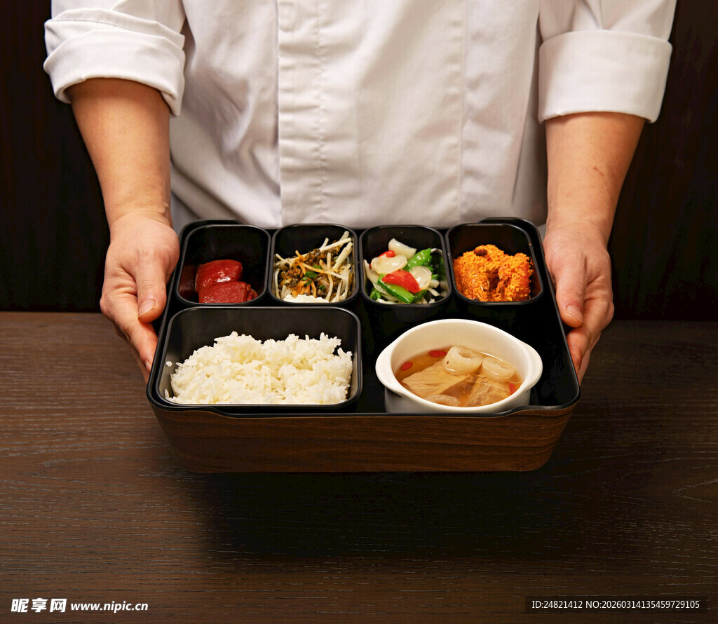 厨师手捧精美日式便当