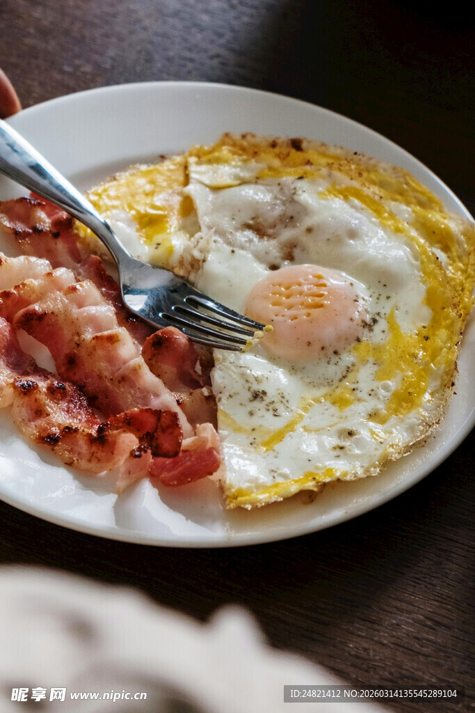 美味煎蛋配培根早餐
