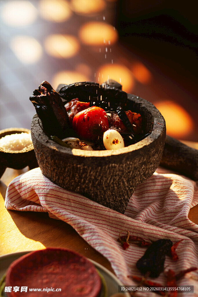 传统石臼中的多彩食材