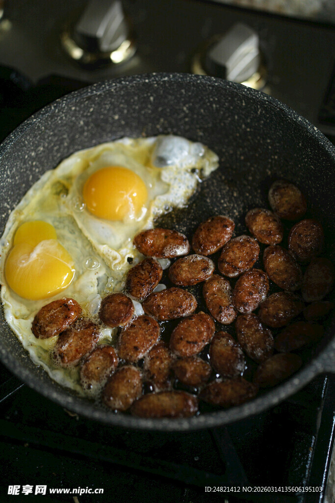 煎锅中的鸡蛋与肉类