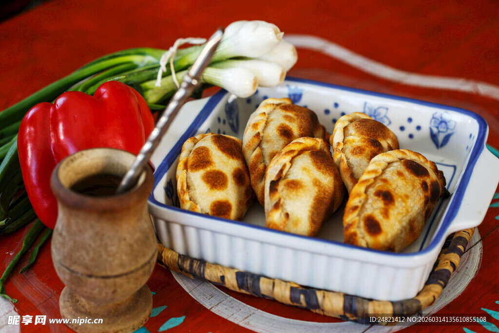 烤包子摆放在精致容器中