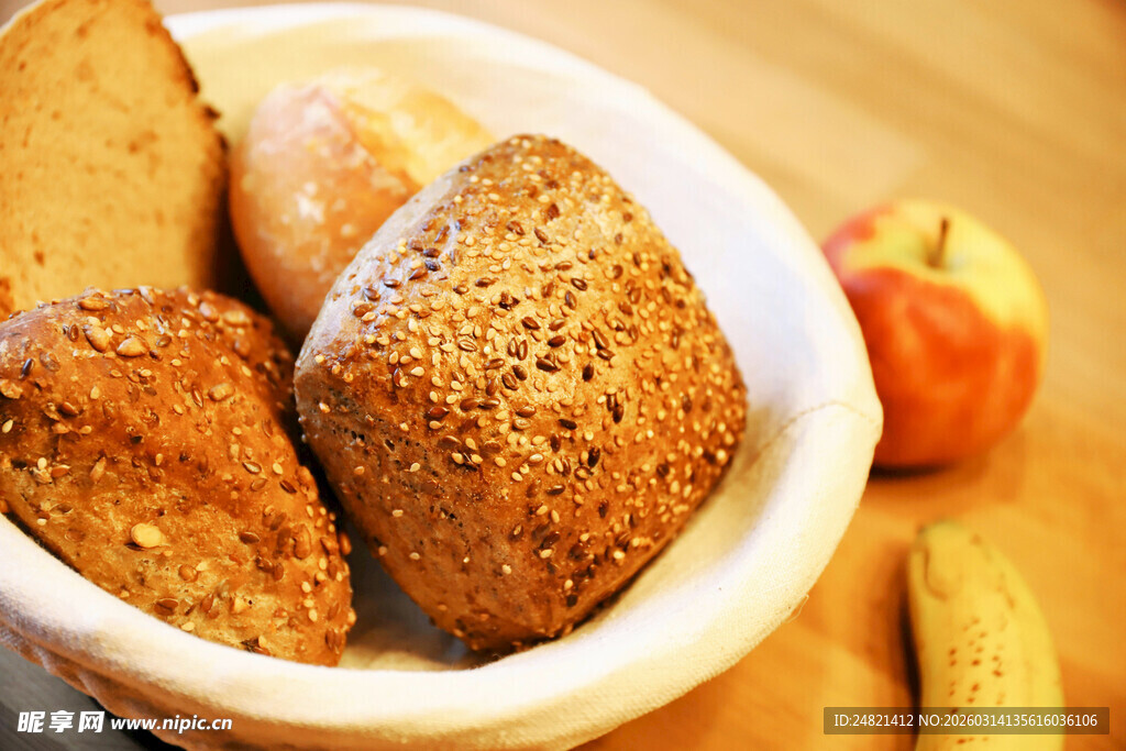 碗中美味面包与水果