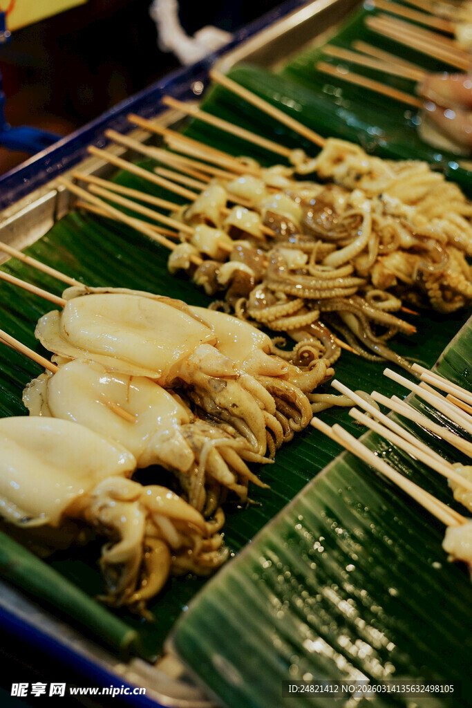 烤鱿鱼串在竹签上诱人呈现