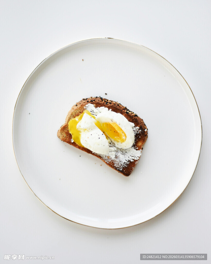 白盘上的美味鸡蛋吐司