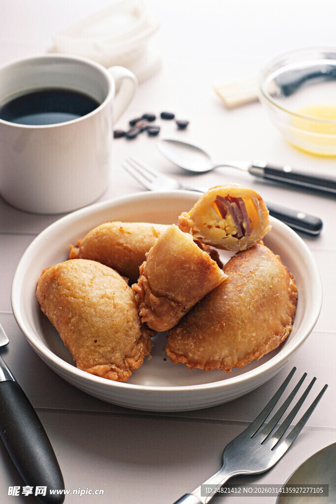 美味油炸点心配咖啡