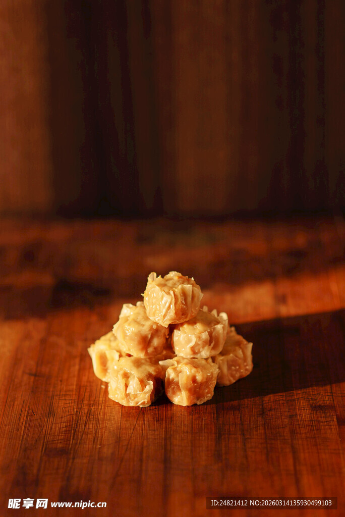 木质桌面上的块状零食