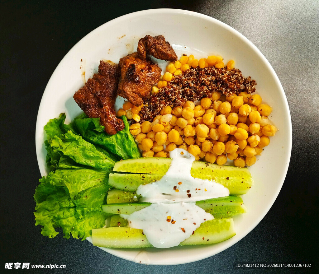 美味营养的鸡肉蔬菜拌饭