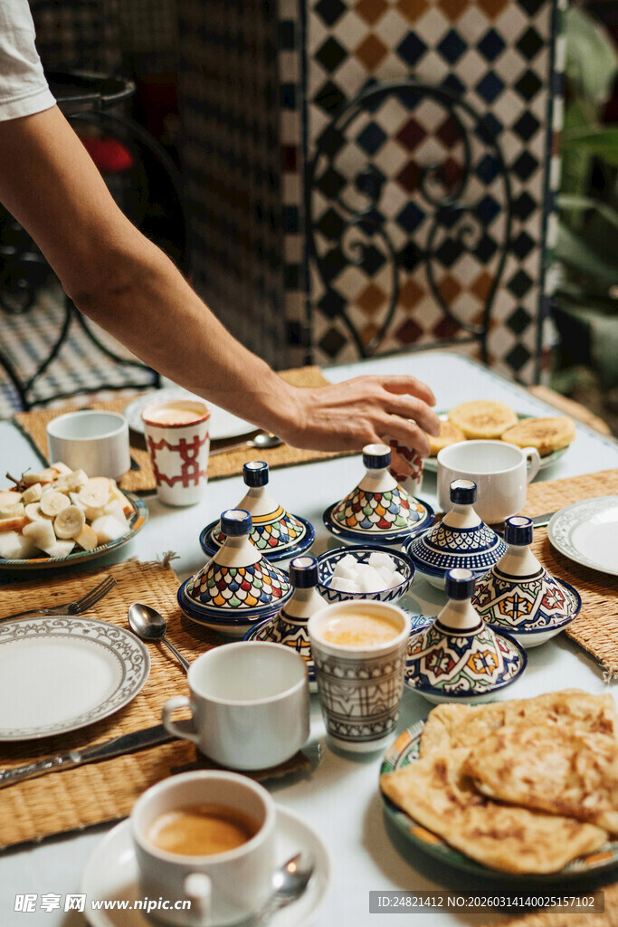 传统茶具旁的惬意茶点时光
