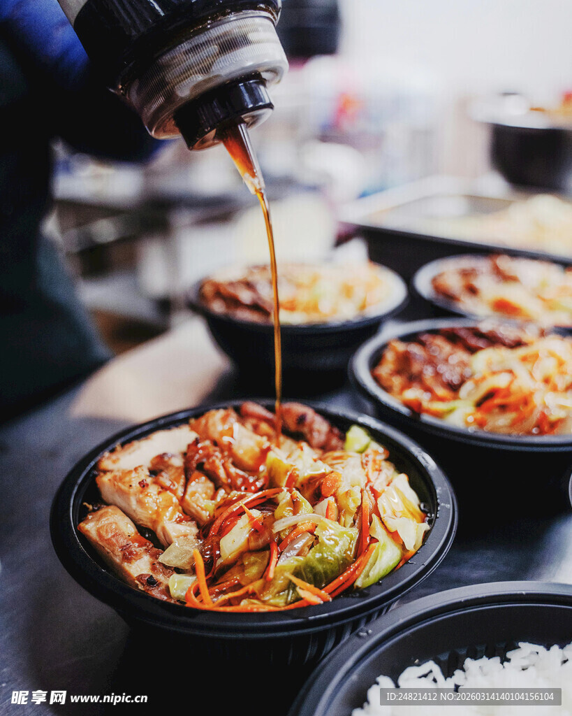 美味小吃正在诱人制作中