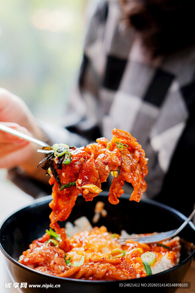 美味意大利面被夹起