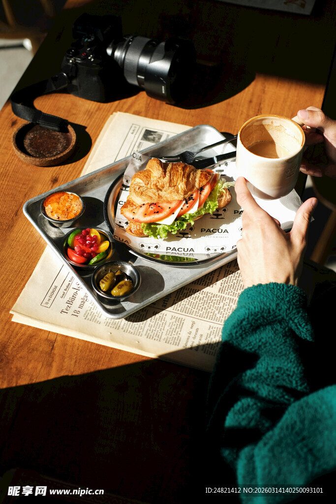 享受美味早餐的惬意时刻