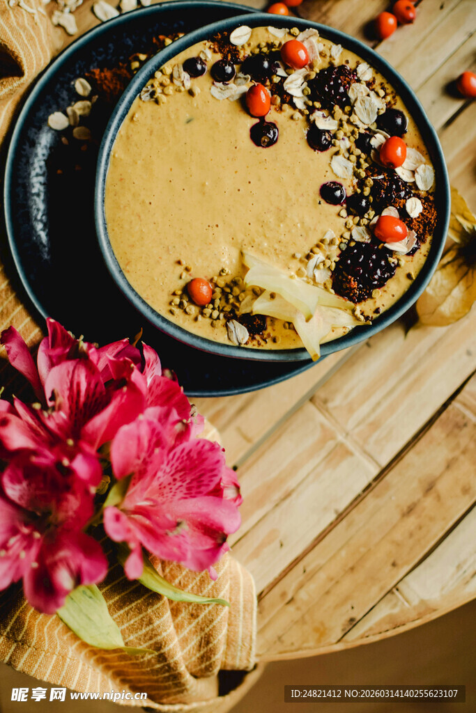 木制盘上的美味汤与鲜花