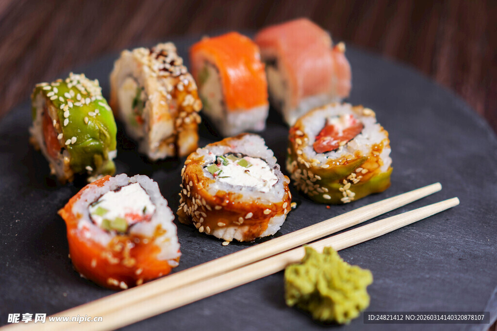 美味寿司拼盘与蘸料