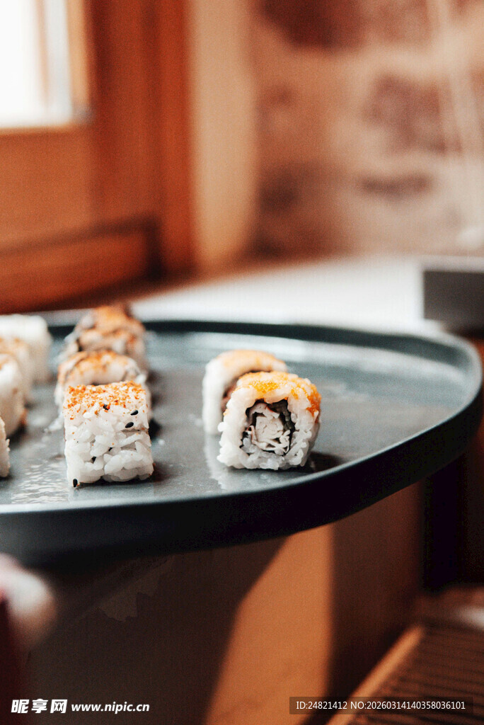 美味寿司摆放在黑色托盘上