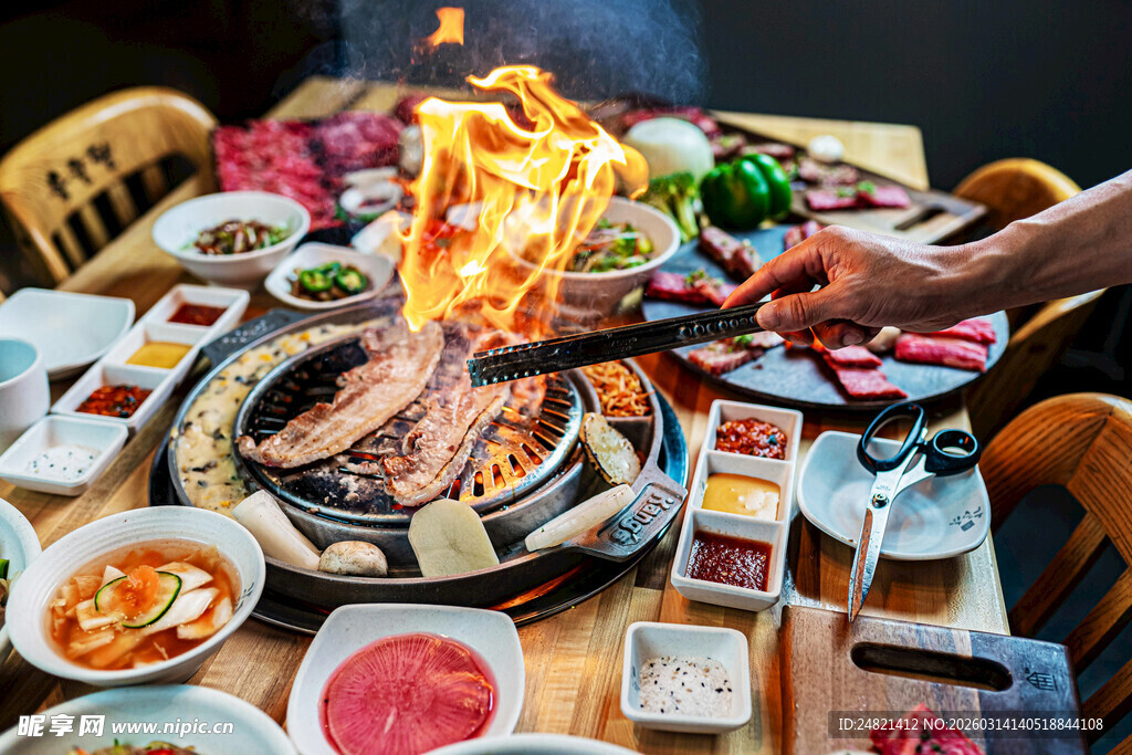韩式烤肉聚餐热闹场景