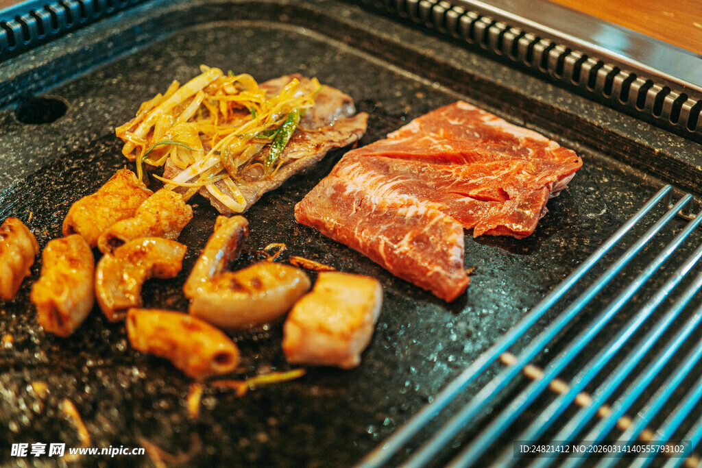 烤盘上的多样美味烤肉