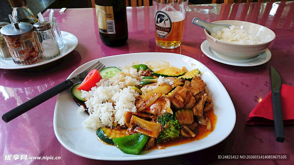 美味中式菜肴摆放在餐桌