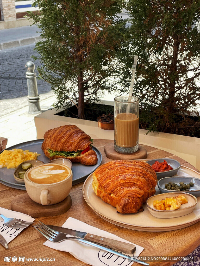 美味早餐摆放在户外餐桌上