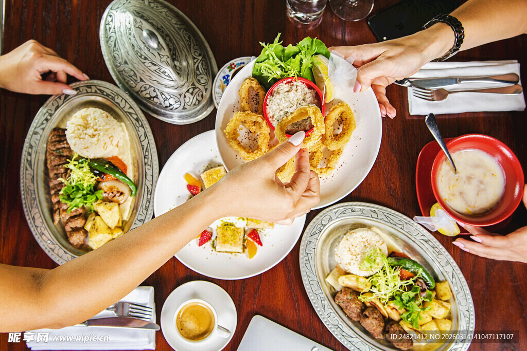 丰盛美食共享时刻