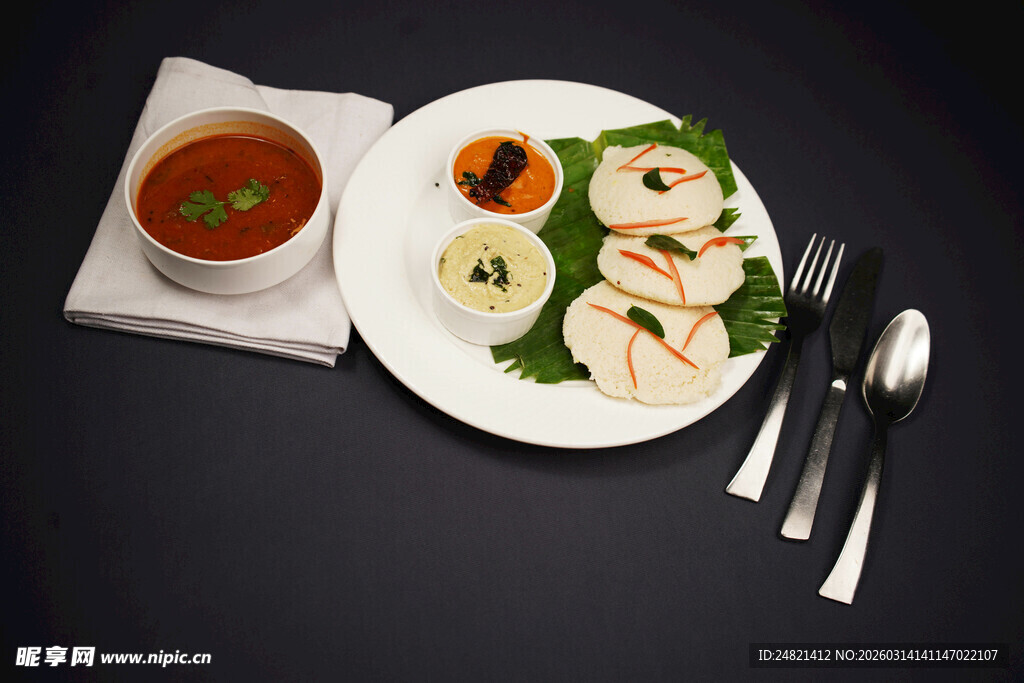 精致摆盘的海鲜蔬菜美食