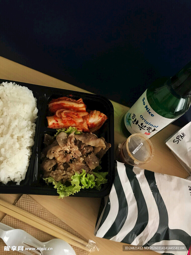 美味便当搭配清爽饮品