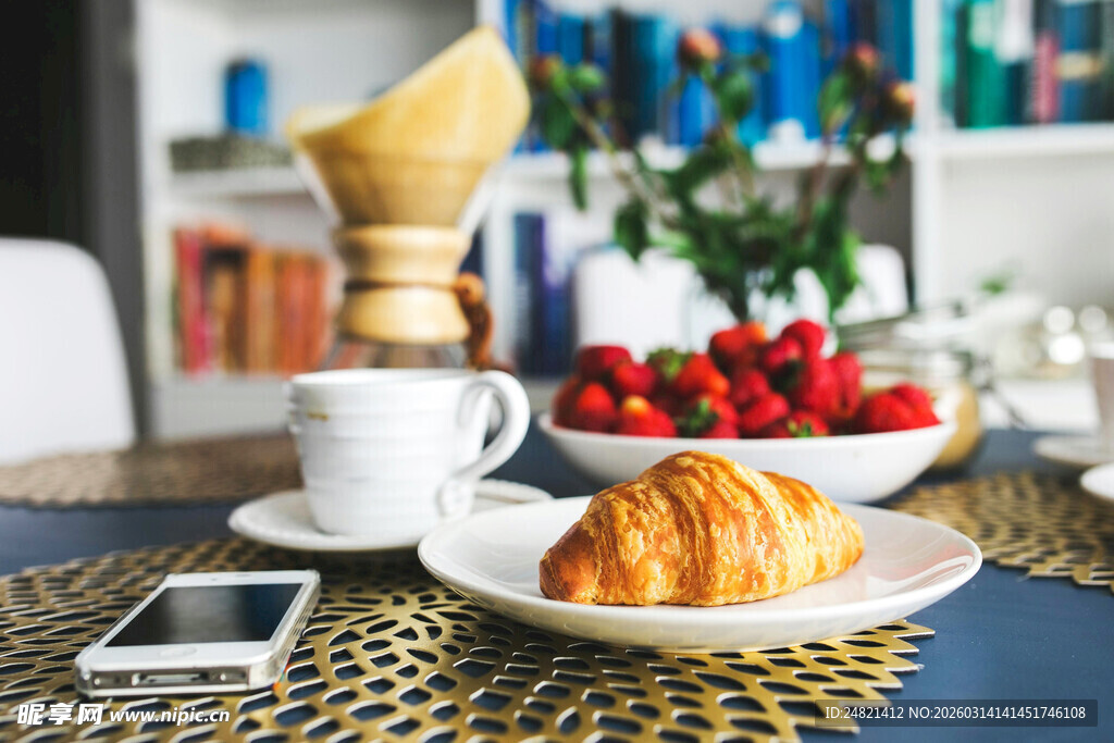 精致早餐摆放在温馨室内
