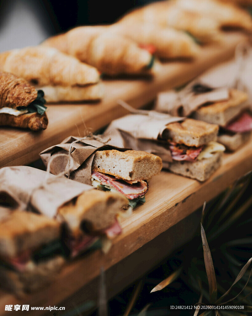 美味多样的面包与三明治