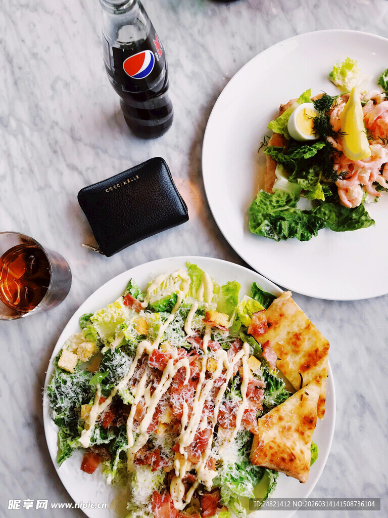 美味沙拉配可乐与小食