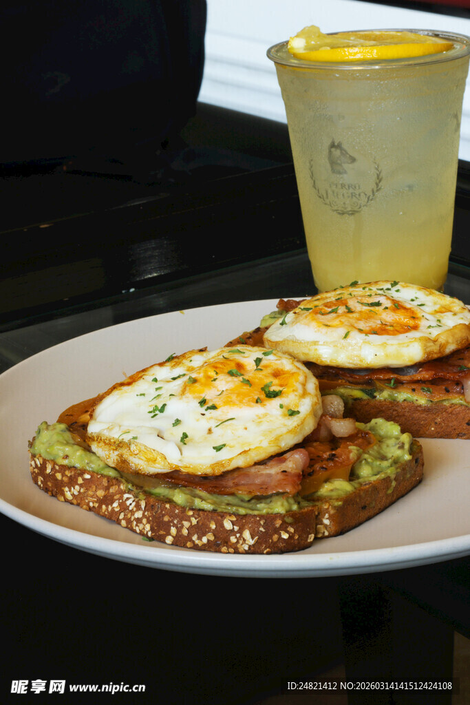牛油果鸡蛋三明治与饮品