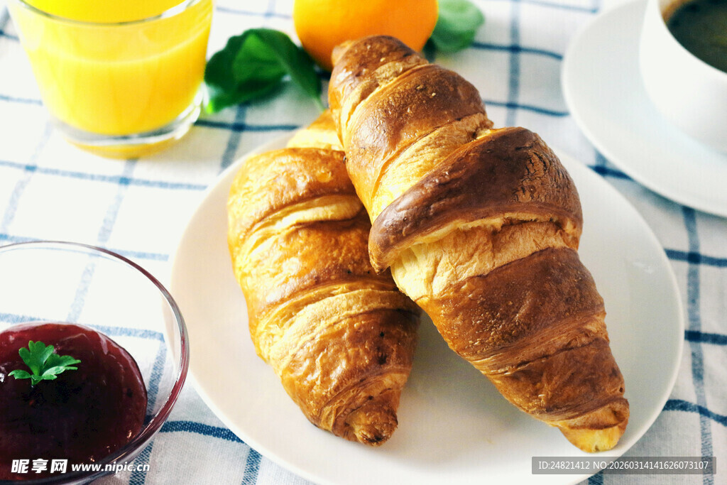 美味牛角包与早餐饮品