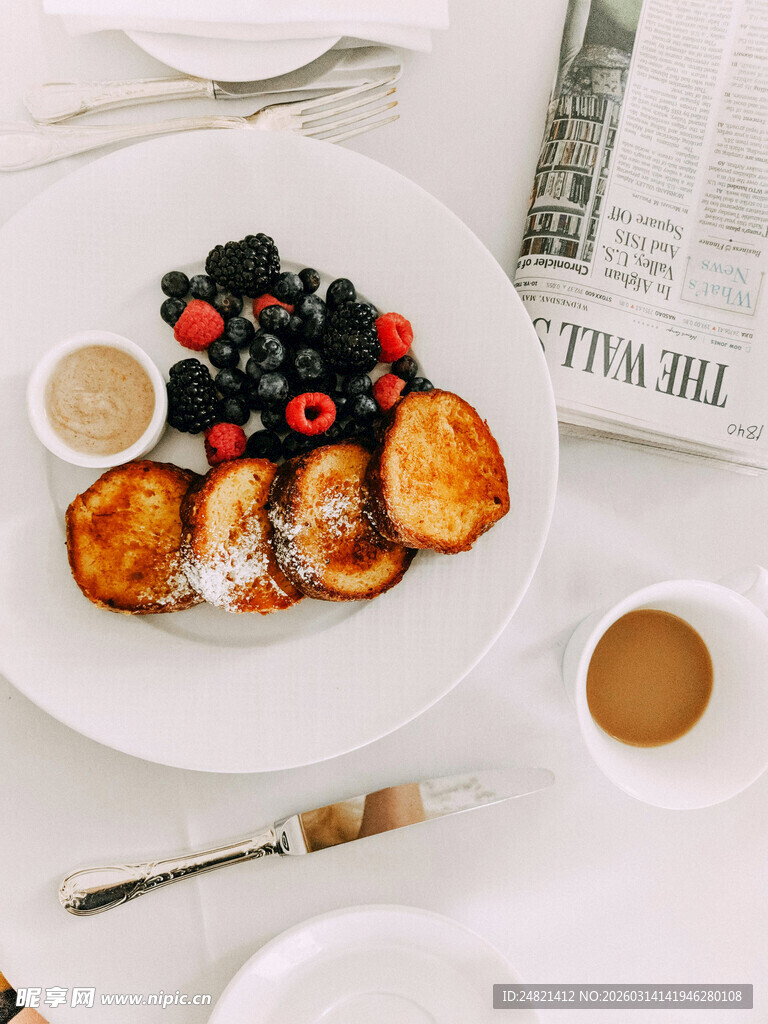 美味法式吐司早餐摆盘