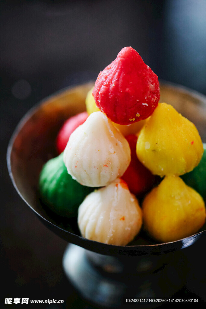 多彩糖果盛于精致碗中