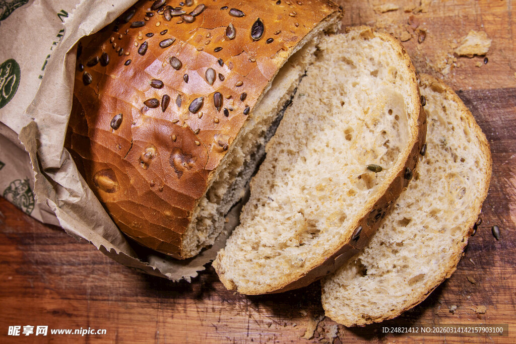 切片全麦面包置于木桌