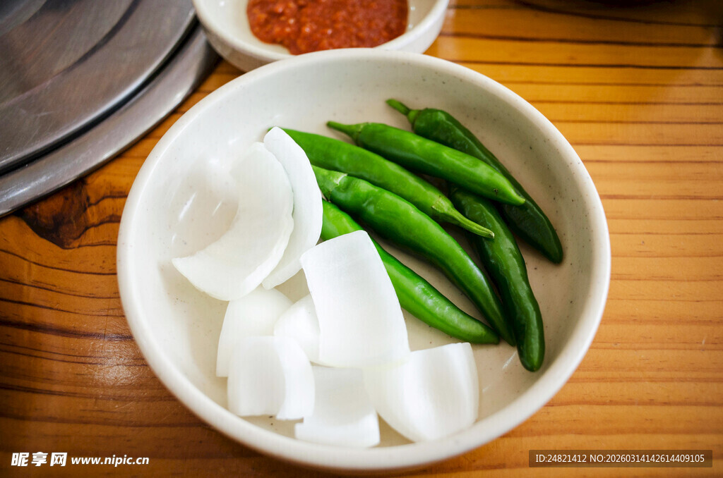 碗中青椒与白萝卜片