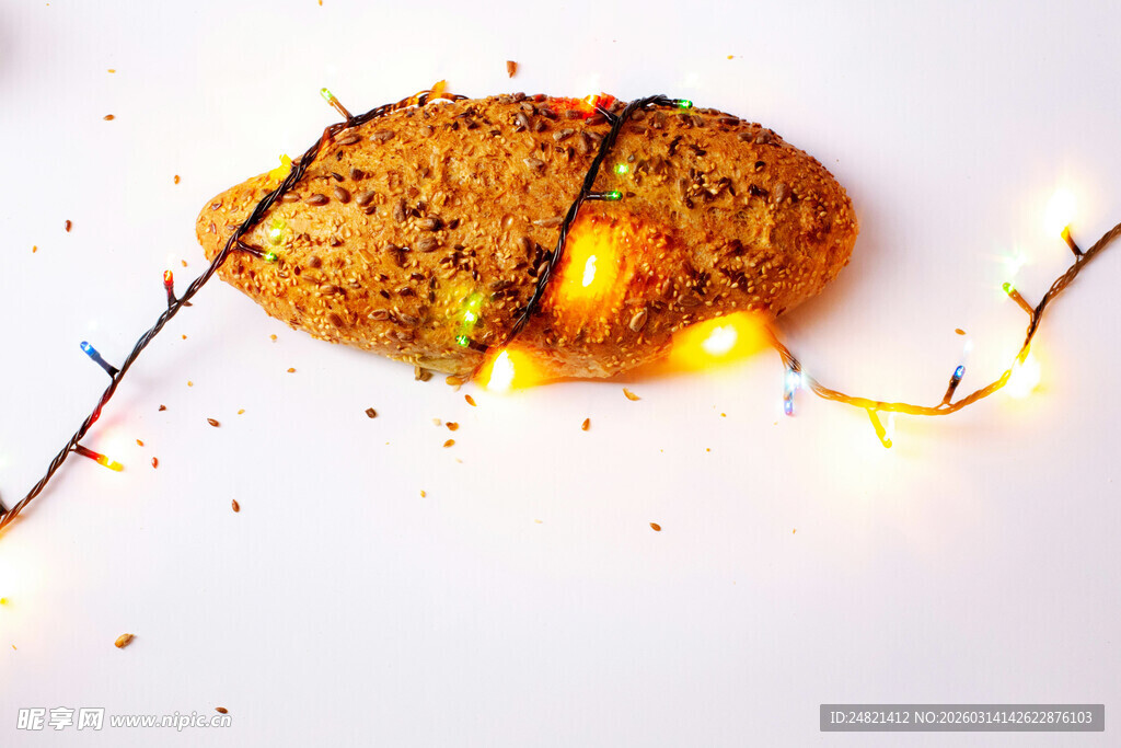 面包旁闪烁的温馨小灯串