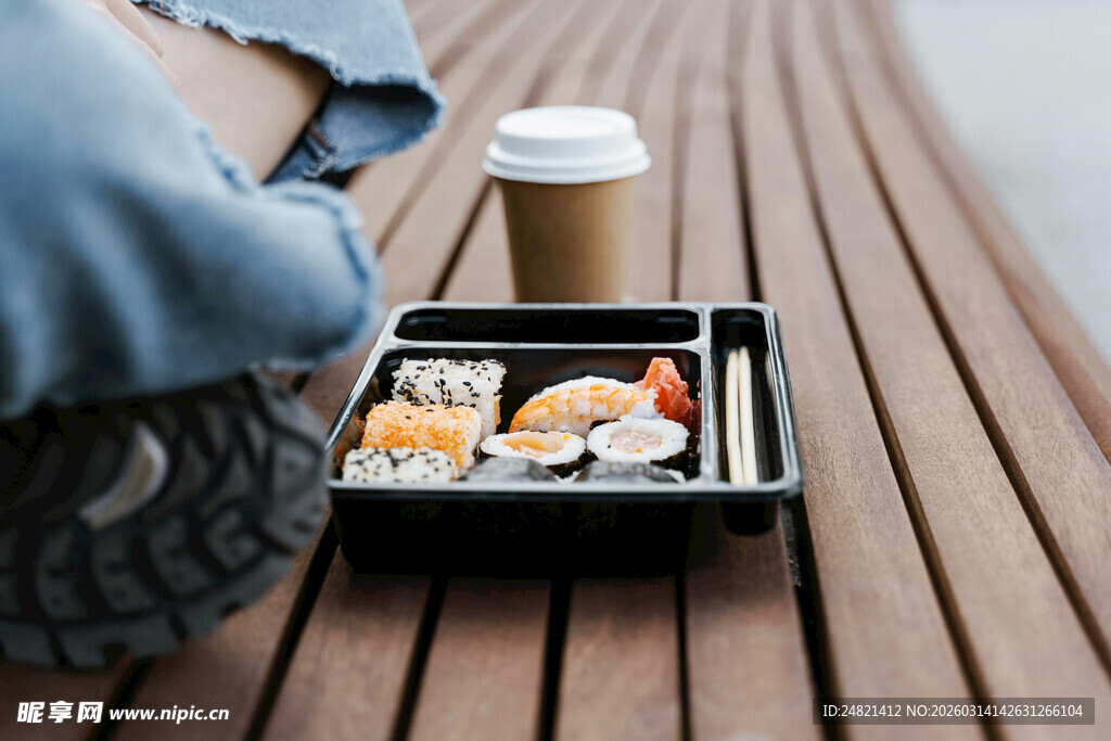 户外享用美味寿司与咖啡