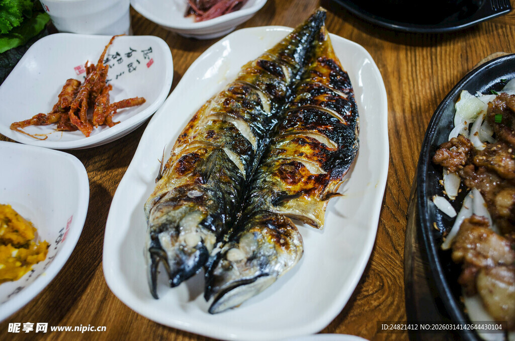 美味烤鱼搭配多样菜肴