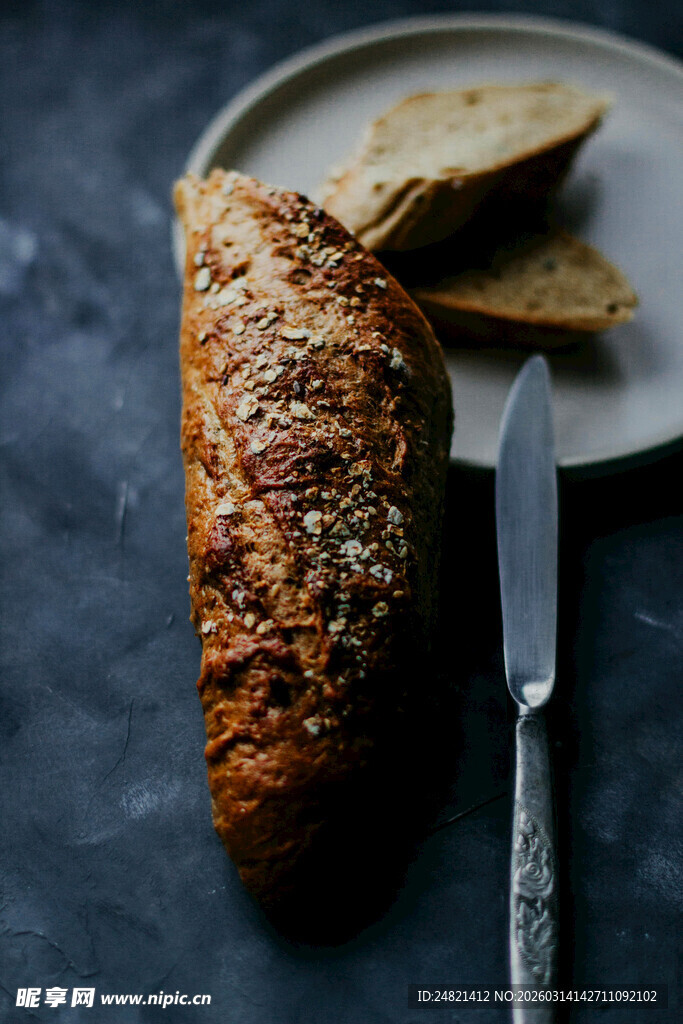 全麦面包切片与刀