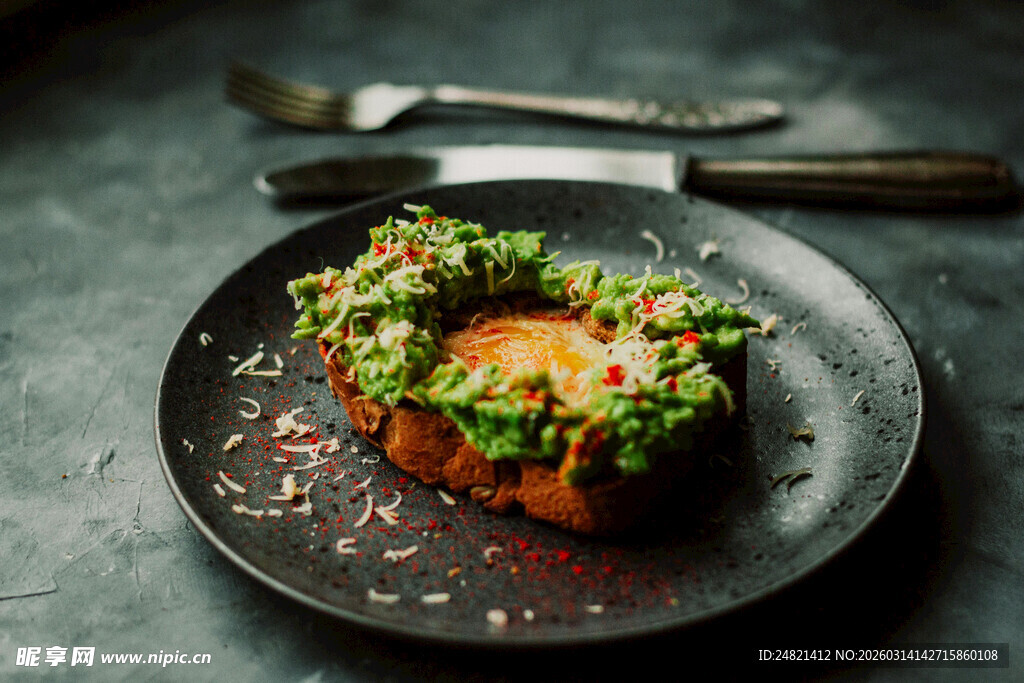 美味绿色酱汁搭配特色烤肉