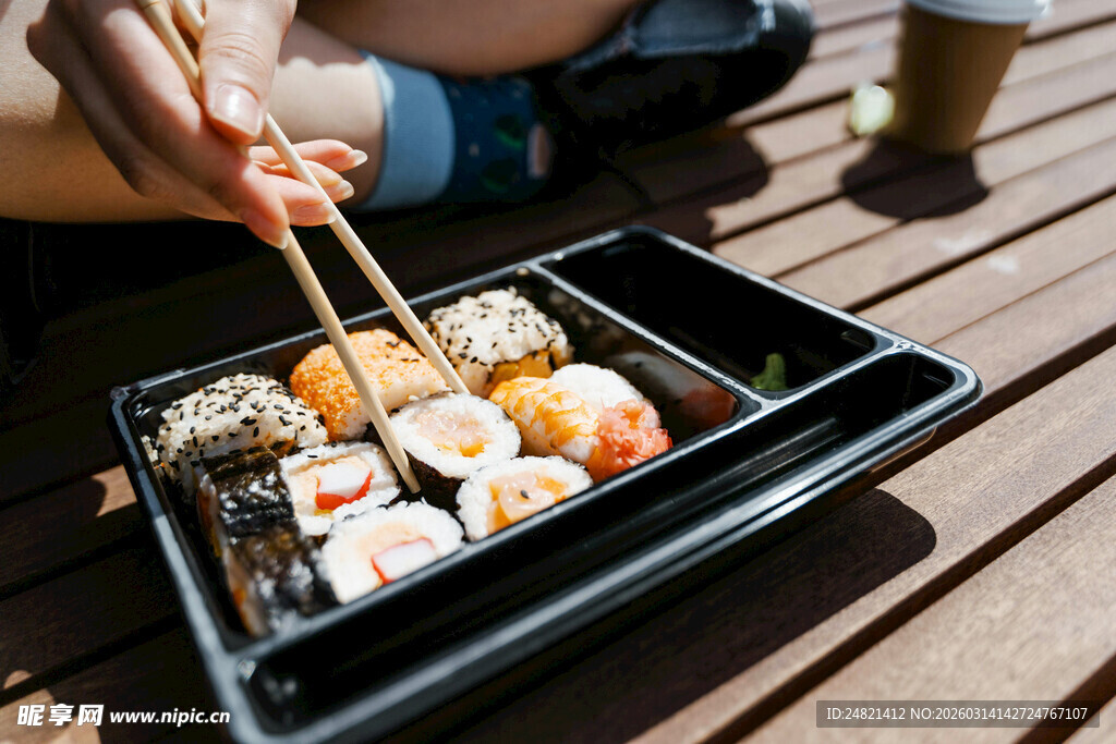 户外享用美味寿司拼盘