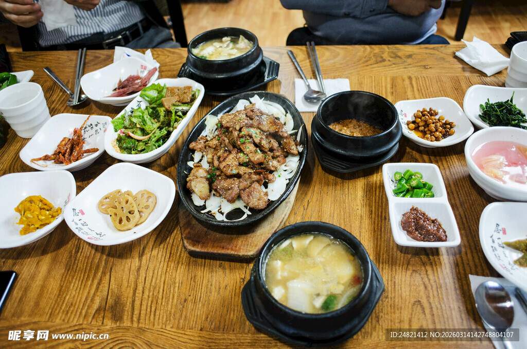 丰盛韩餐美食摆满一桌