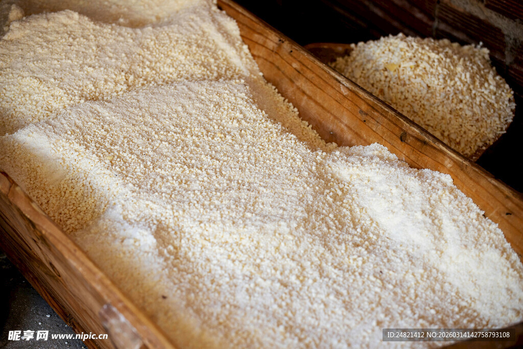 木制容器中的白色粉末状物质
