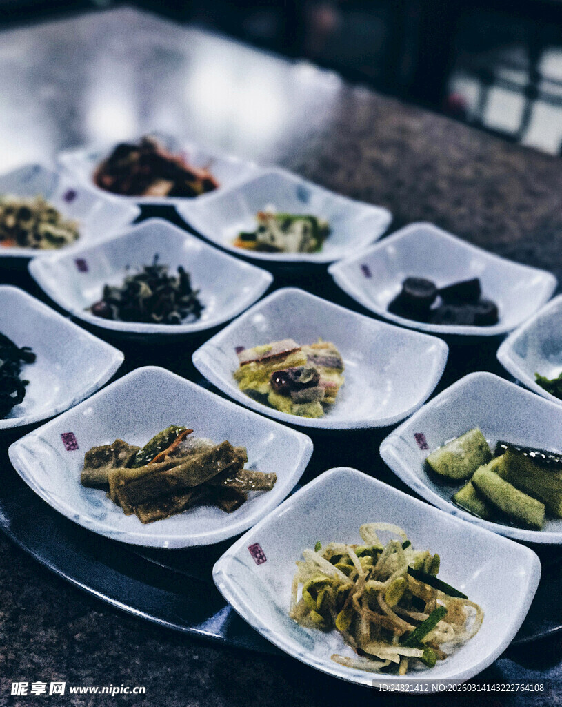 多样精致小菜摆放在盘