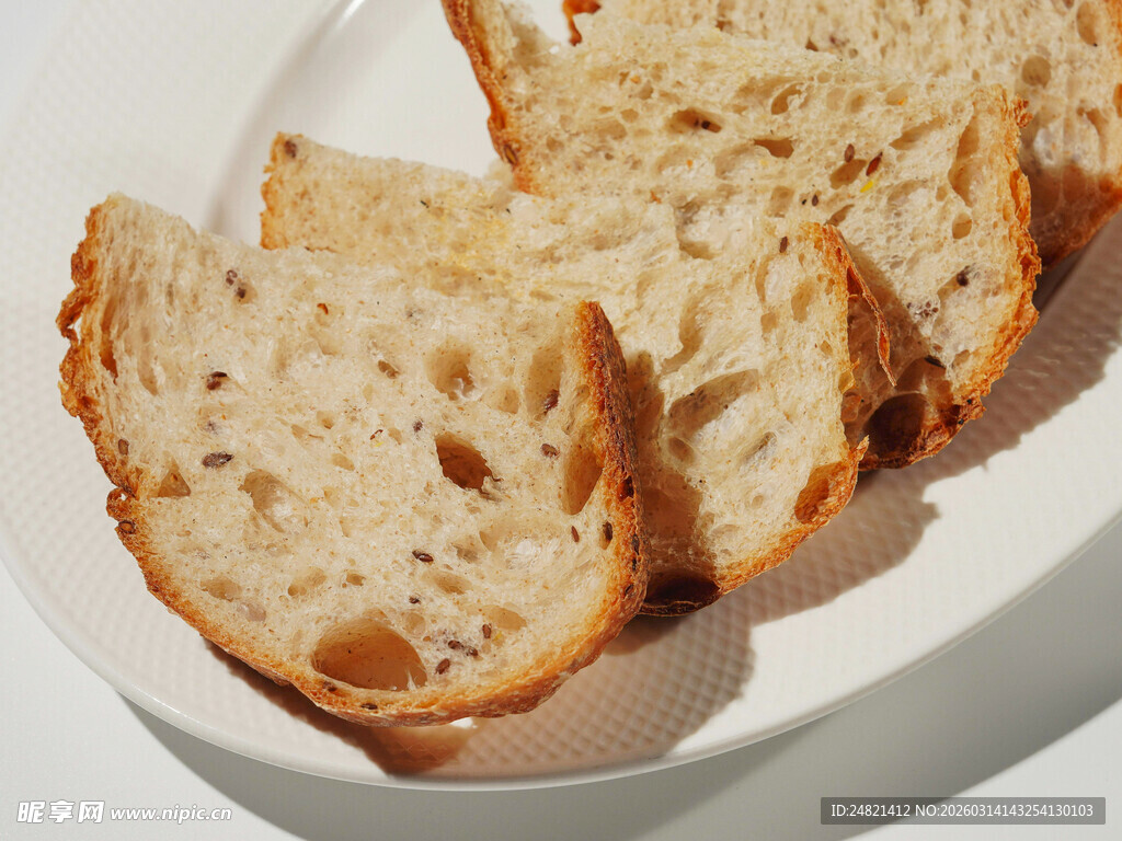 切片面包置于白盘