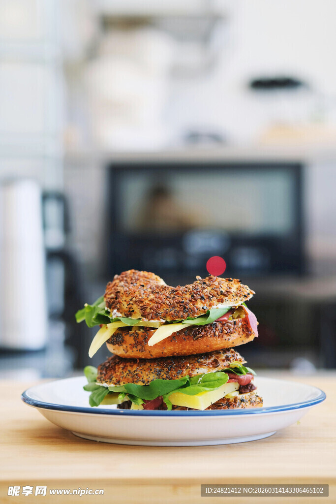 美味双层汉堡置于盘中