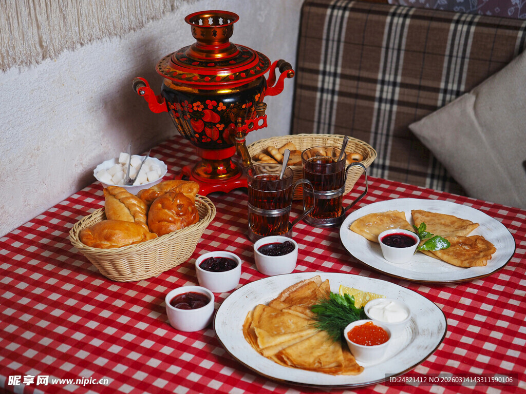 俄式餐桌美食与传统茶炊