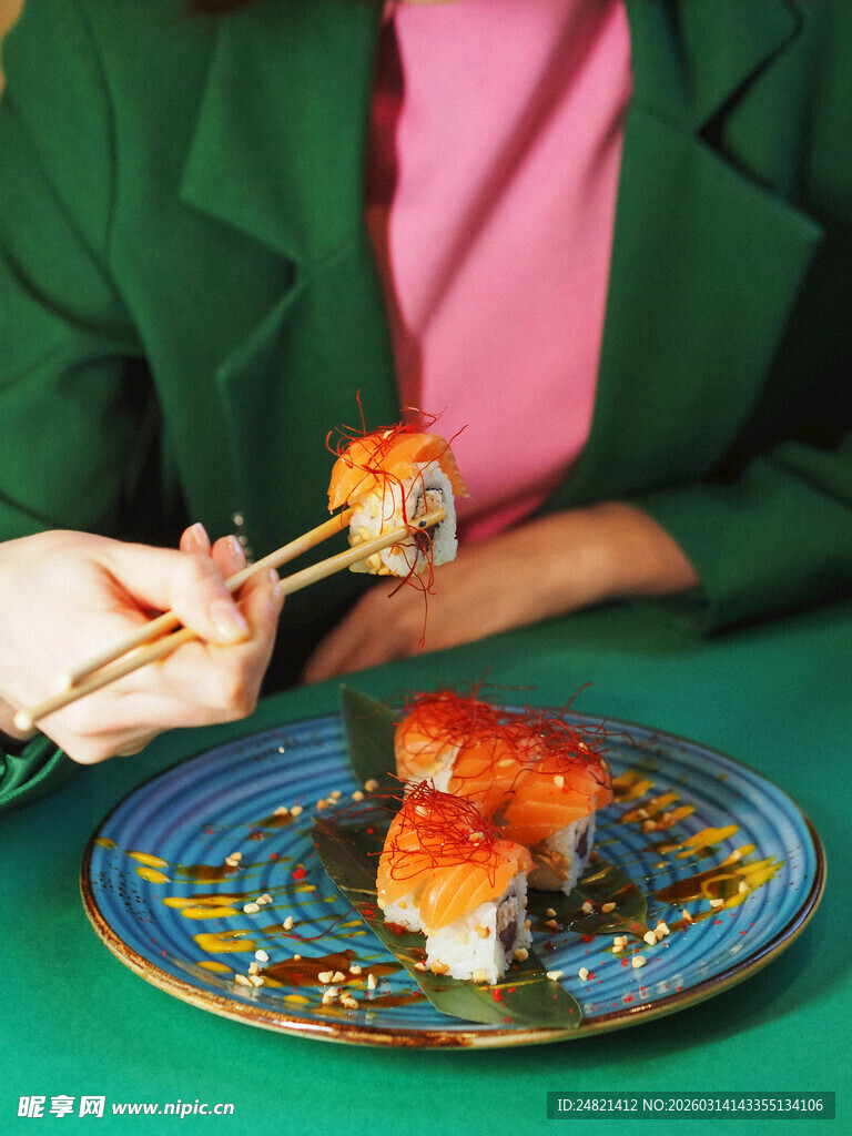 手持筷子夹美味寿司