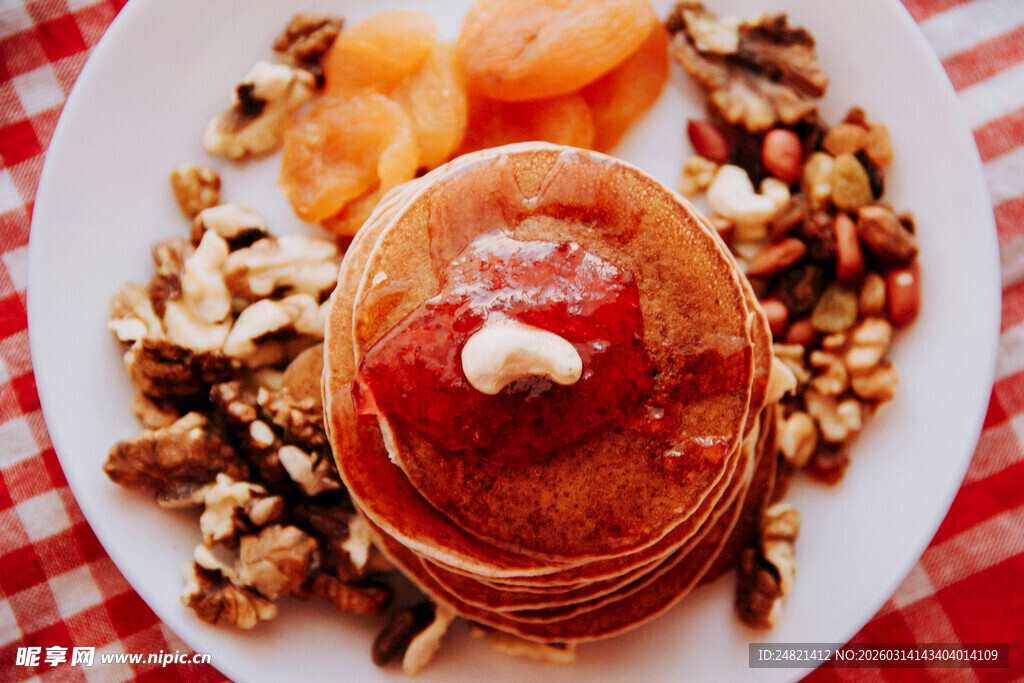 美味松饼配坚果与水果