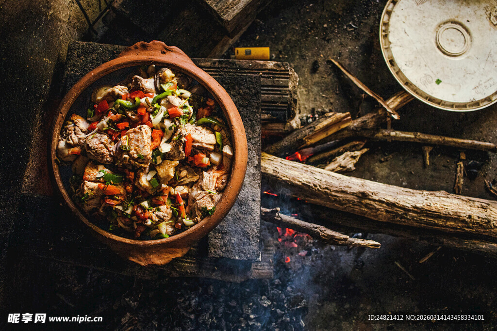 土灶烹饪的美味农家菜肴